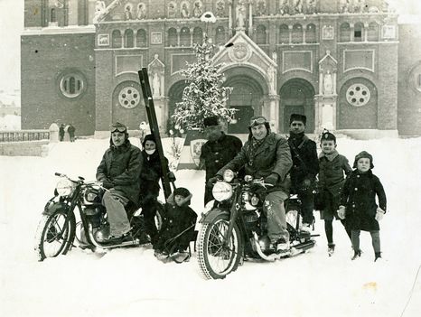 Szeged, Dóm tér, háttérben a Fogadalmi templom (1939.)