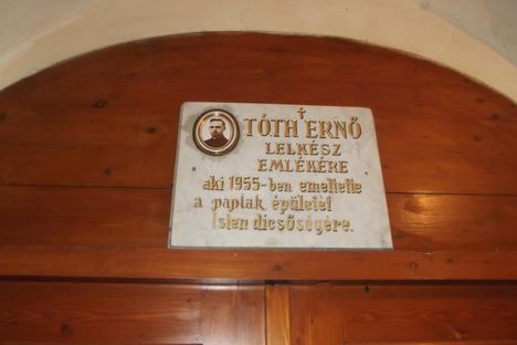 Tóth Ernő emléktáblája a nemeskéri katolikus templomban