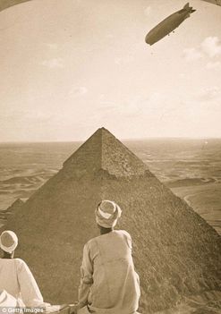 Zeppelin Hafré piramisa fölött