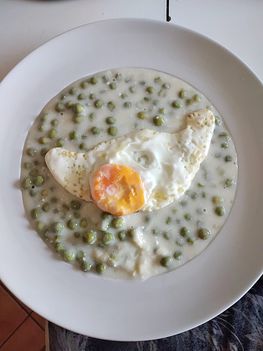 Borsó főzelék tükör tojással. 