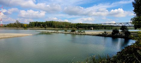 A Vámosszabadi hídnál alacsony a vízszint  a Duna folyam főmedrében, 2022.09.26-án