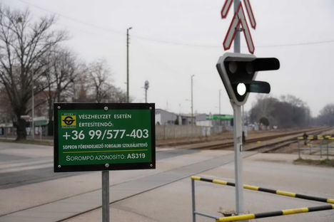 Közlekedésbiztonsági információs táblákat helyezett el a GYSEV a vasúti átjárókban