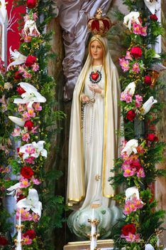 Egy szép, rövid imádság Szűz Mária égi közbenjárásáért.  Most segíts meg Mária, ó irgalmas Szűzanya!  Keservét a búnak, bajnak eloszlatni van hatalmad. Hol már ember nem segíthet, a Te erőd nem törik meg. Hő imáit gyermekidnek nem, Te soha nem veted meg. 
