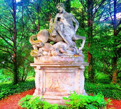 Kentaur szobor a hédervári Khuen-Héderváry Károly kastélyának a kertjében, 2022.08.01-én