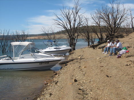 Pisztrang horgaszas a Lake Eucumbene-n.