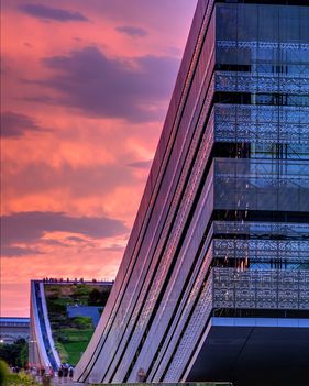 A Néprajzi Múzeum épülete csodás égi színekben (fotó Harald A. Jahn)