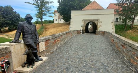 Fekete István szobra a Magyaróvári vár bejáratánál 2023.07.19-én
