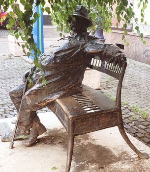 Habsburg Frigyes főherceg padon ülő szobra, Mosonmagyaróvár 2023.07.31