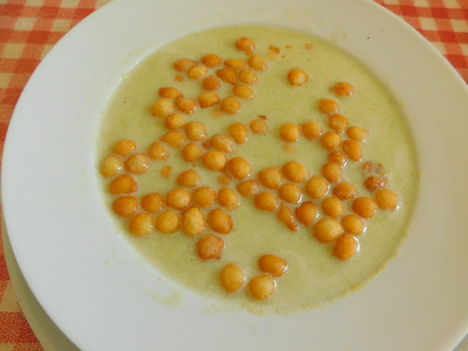Brokkoli krémleves. leves gyöngyel.
