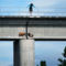 Corey Freeman két kecskét néz, akik a Montana hídon rekedtek Raunapa közelében