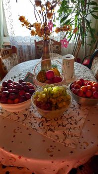 Ez pedig az étkező asztalon az éppen most aktuális gyümölcsök