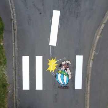 Zebra (pedestrian street art in Europe by Oakoak)_02