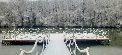 Hófehér díszben a Zátonyi-Duna és az úszó stég, Dunakliliti