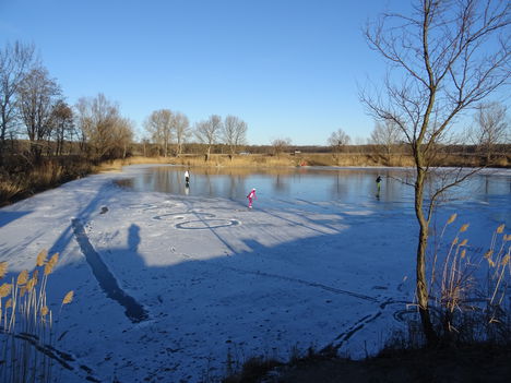 Befagyott a Botló-kerti tó Rajkán, a korcsolyázó gyerekek örömére, 2017. január 07.-én