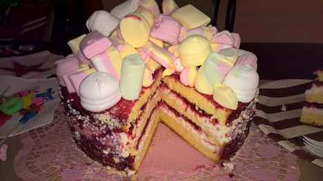 Málnás  túrós  pillecukros születésnapi torta