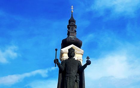 Szent István király szobra a mosoni Nepomuki Szent János plébánia templom előtt 2023.04.24-én