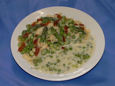 Spárgás zöldborsós ragu bacon morzsával