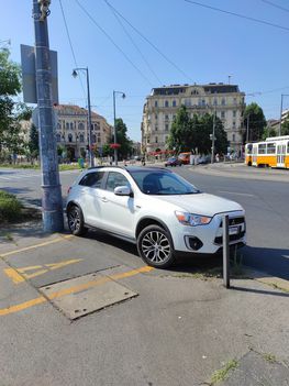 Gellért téri bringafelhajtó, ügyesen, full torlaszban egy ducktappel takart rendszámú csoda