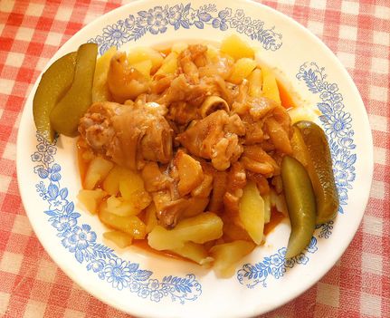 Pacal sertéskörömmel főtt burgonya és csemege uborkával.