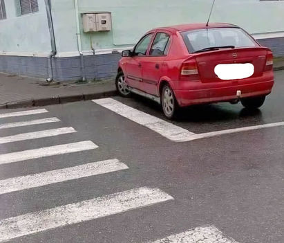 Parkolás - megállás helyét jelző útburkolati jel