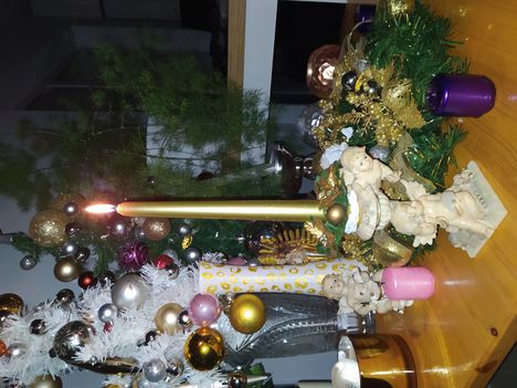  Az elhunyt szüleimért rokonaimért ,férjemért is égjen a Karácsonyi gyertya !