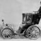 Charles Jeantaud elektromos taxija 1898-ban, a volánnál maga a feltaláló (Fotó - Jacques Boyer, Roger Viollet)