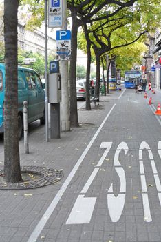 Kísérleti jelleggel buszsávokat alakított ki a főváros a Nagykörút járdáján
