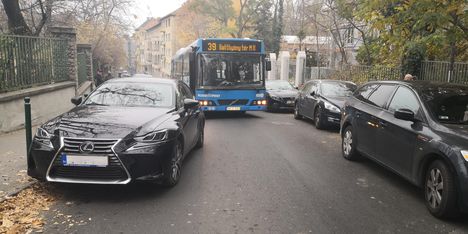 Szabálytalanul parkoló gépjármű és az autóbusz (XII. kerület, Ráth György utca)