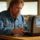 Chuck_norris_egy_kenyerpiriton_regisztral_az_ugyfelkapura_2196062_8735_t