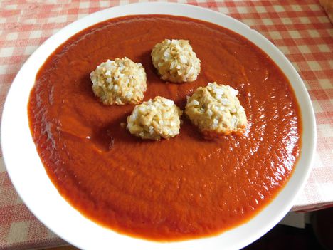 Paradcsomszósz húsgombóccal.