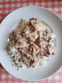 Tejfölös gombás csírkemel szeletek.