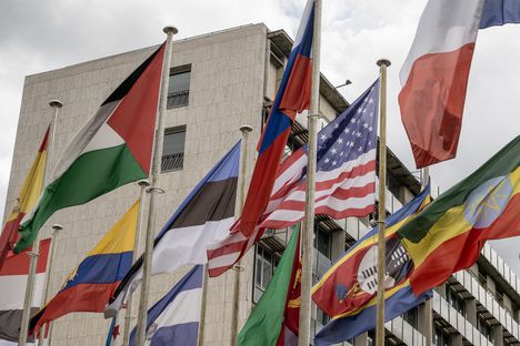 AZ UNESCO székháza Párizsban, 2025. júliusában, még az amerikai zászlóval