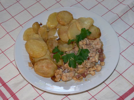 Sajtos, baconos sült csirkemell, tepsis burgonya