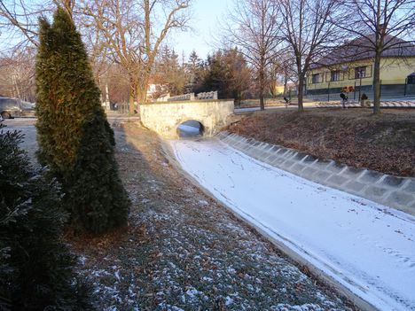 Befagyott a Hidegkúti (Hédervár-Darnózseli) csatorna, Hédervár község belterületi szakasz, 2017. január 11.-én 1