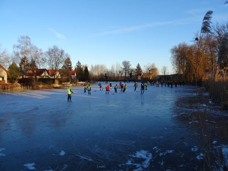 Befagyott a Kis-Zátonyi Doborgazszigeten és a gyerekek nagy örömére korcsolyapályává  változott, Dunasziget 2017. január 07.-én 5
