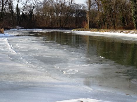 Befagyott a Mosoni-Duna folyó a Kálnoki híd alatti szakaszon, Mosonmagyaróvár 2017. január 14.-én 2