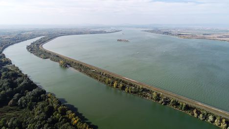 Duna folyam főmeder és a szlovák oldali tározó tó, Dunakiliti. 2019 október 15.-én