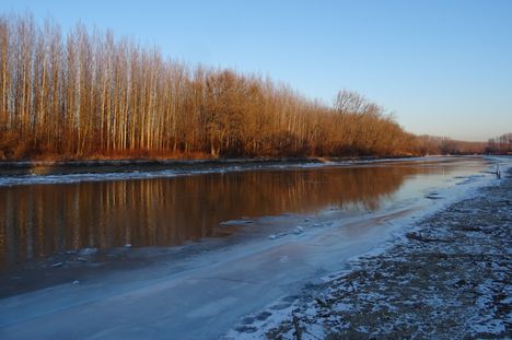 Jeges állapotok a Mosoni-Duna Mecsér község belterülete melletti szakaszán, 2017. január 11.-én 2