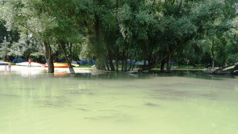 A Cikolaszigeten lévő Kisvesszősi Camping a Kisvesszősi Duna-ág mellett, Dunasziget 2016. július 27.-én 1