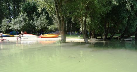 A Cikolaszigeten lévő Kisvesszősi Camping a Kisvesszősi Duna-ág mellett, Dunasziget 2016. július 27.-én 2