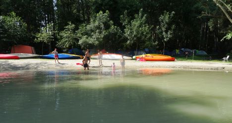 A Cikolaszigeten lévő Kisvesszősi Camping a Kisvesszősi Duna-ág mellett, Dunasziget 2016. július 27.-én 3