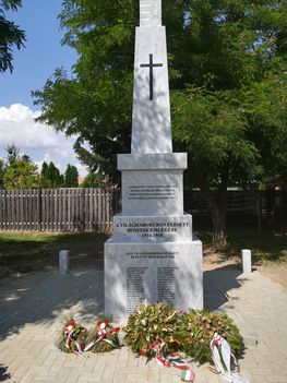 I. világháborús emlkémű a hősi emlékhelyen, Dunasziget (Sérfenyősziget) 2019. július 18.-án