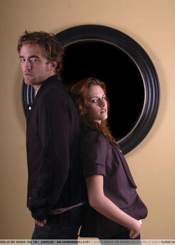 Some-Kristen-and-Robert-pictures-from-photoshoot-twilight-series-5540462-357-500