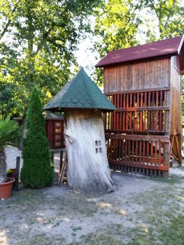 Szép játszó házak az Aranykárász Campingben a Gáncsomi-Duna-ág mellett, Rajka 2019. július 17.-én