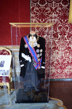 uniforme di Assistente al Soglio Pontificio del Principe Colonna con decorazioni