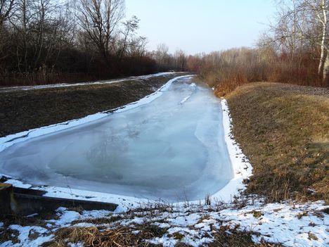 Befagyott a Gombócos-Bár-Duna csatorna a Koltai házi zsilipnél, 2017. január 27.-én 2