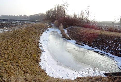 Befagyott a Gombócos-Bár-Duna csatorna a Koltai házi zsilipnél, 2017. január 27.-én 3