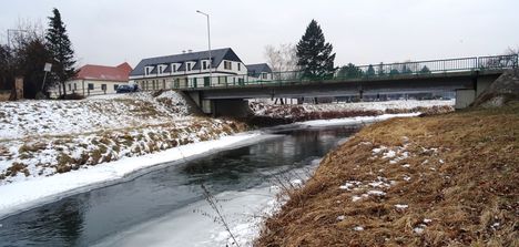 Lajta folyó főmeder, Mosonmagyaróvár belterületén, a Pozsonyi úti híddal, 2017. január 27.-én