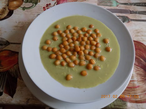 Brokoli krémleves leves gyöngyel. 