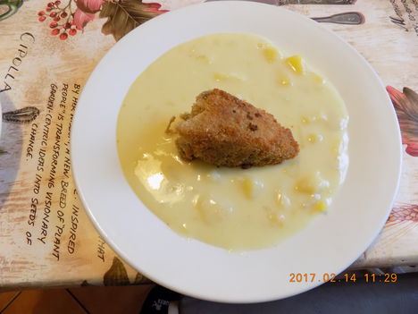 Burgonyafőzelék rántott galambhússal. 